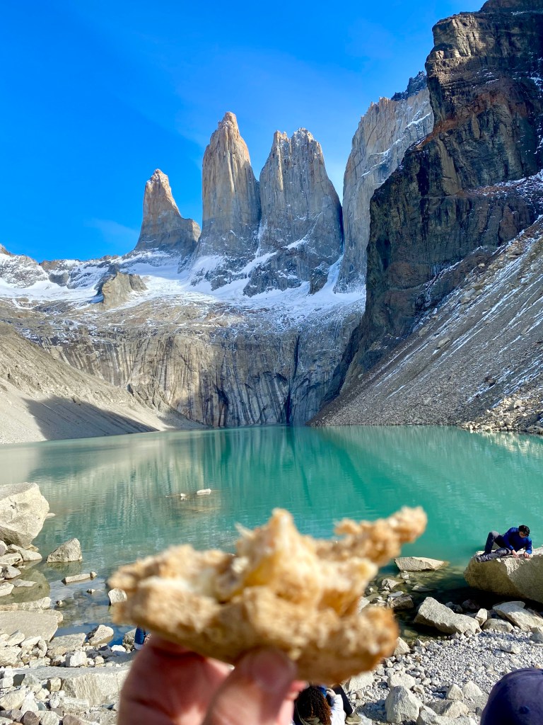 Disfrutando un almuerzo en la laguna Base Torres del Paine